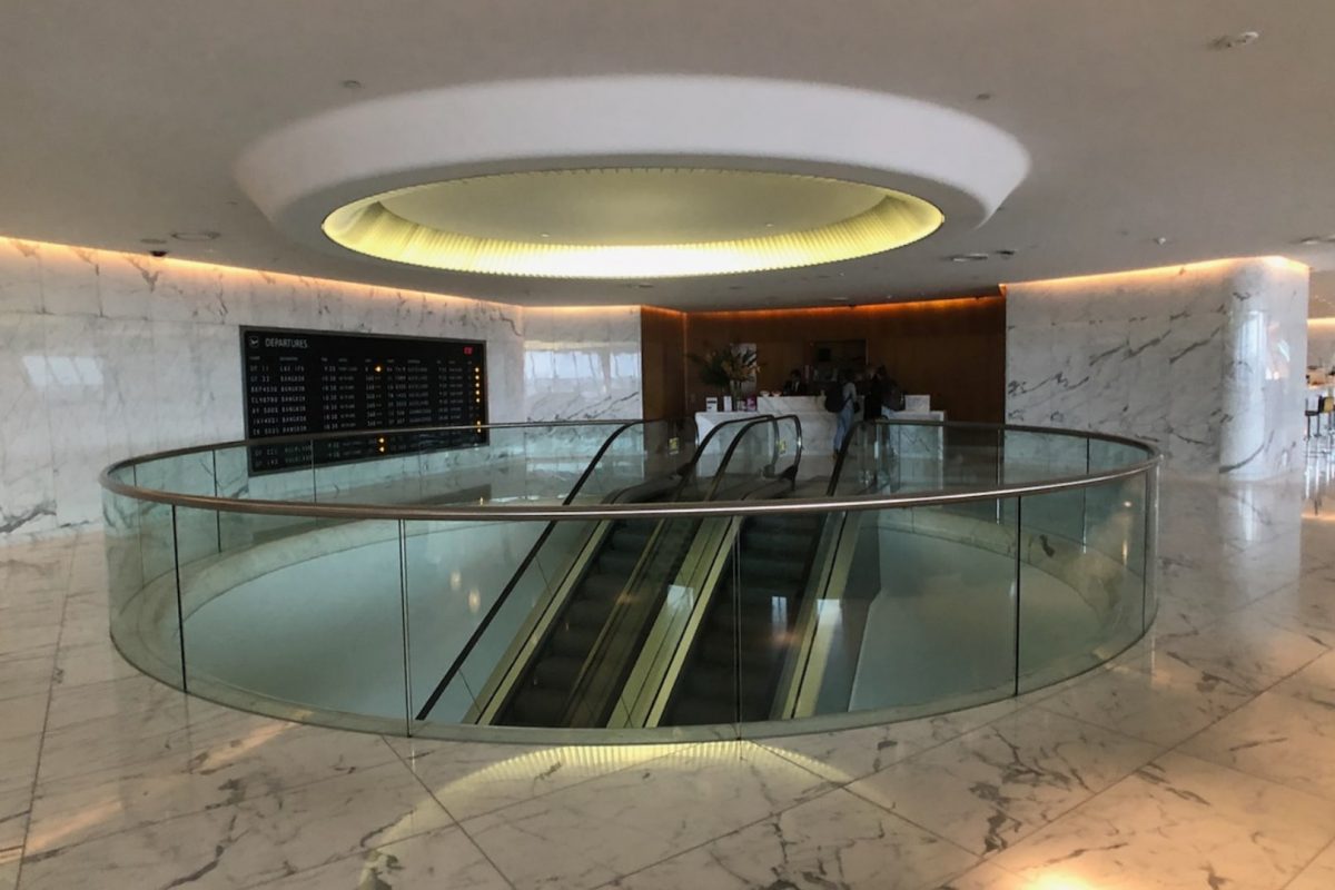 qantas first class lounge sydney entry