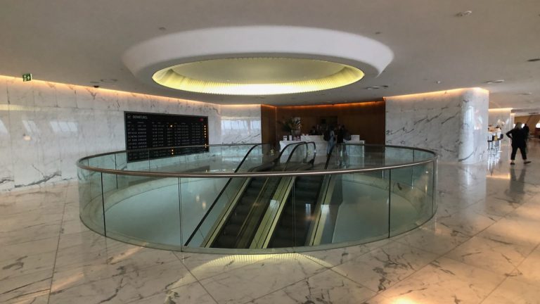 qantas first class lounge sydney entry