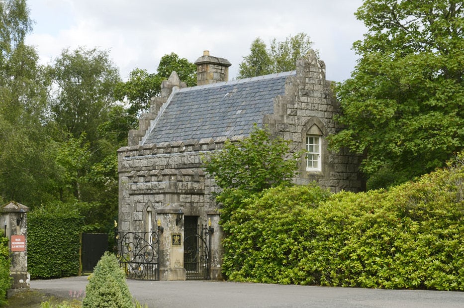 gatelodge1 inverlochy castle gate lodge