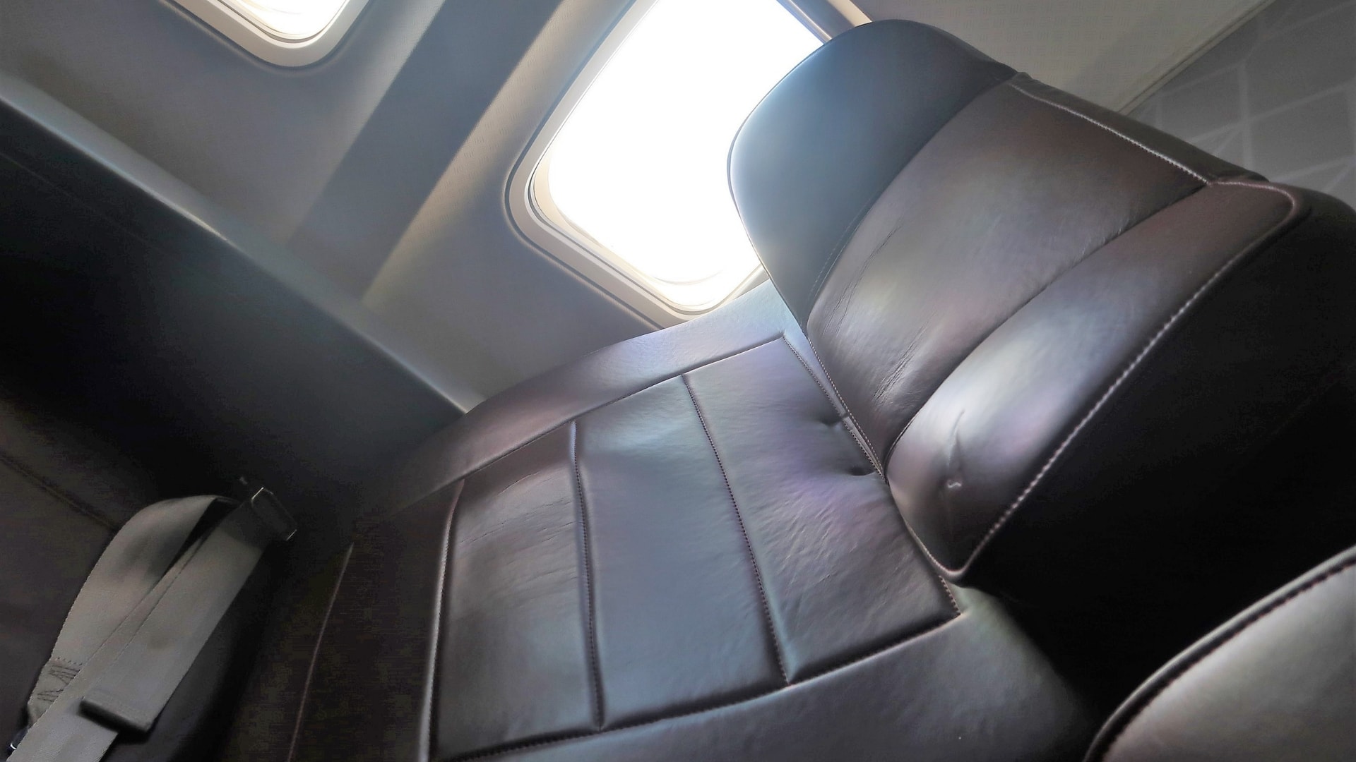 qantas 737 domestic business class seat angled