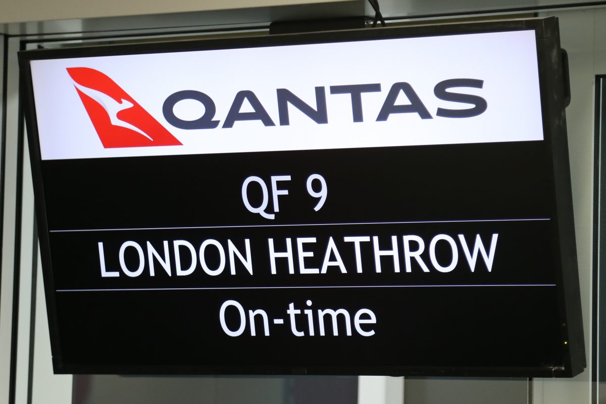 qantas dreamliner 787 lhr on time