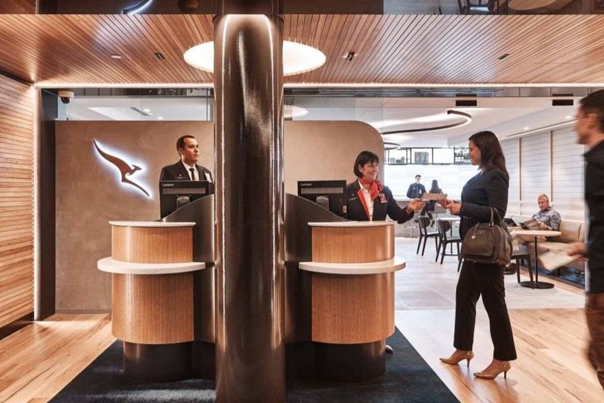 qantas business lounge entrance