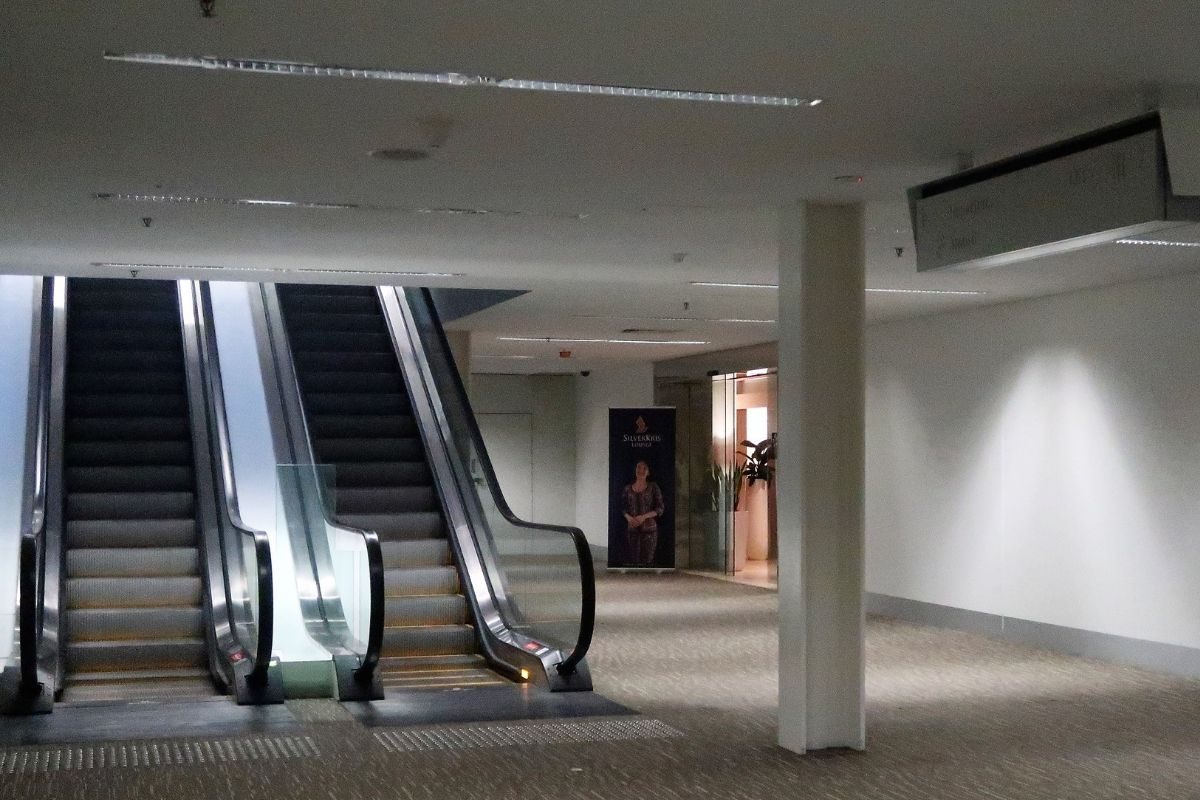 singapore airlines krisflyer lounge adelaide airport - entry escalator