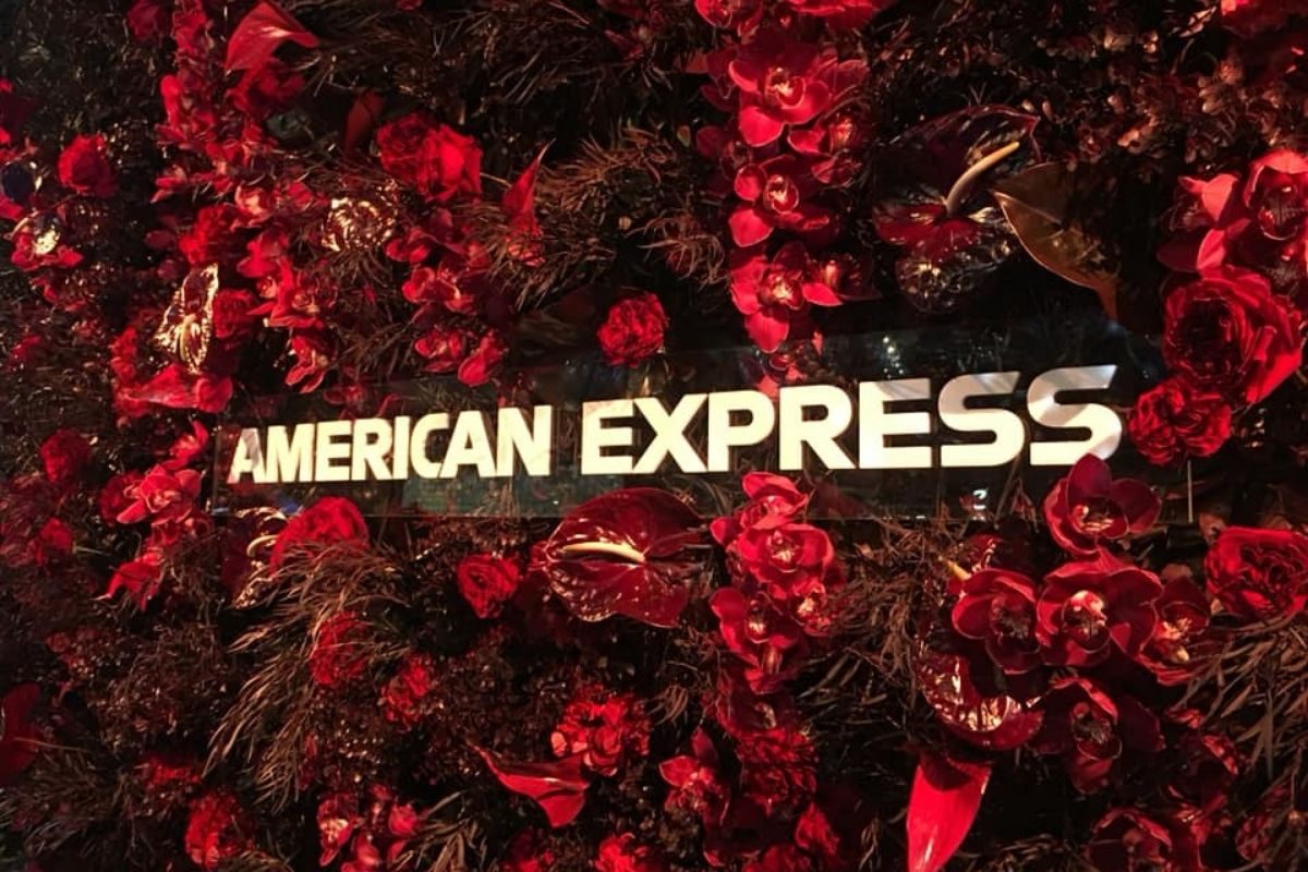 vaefno-amex-flower-wall American Express Lounge at VAEFNO
