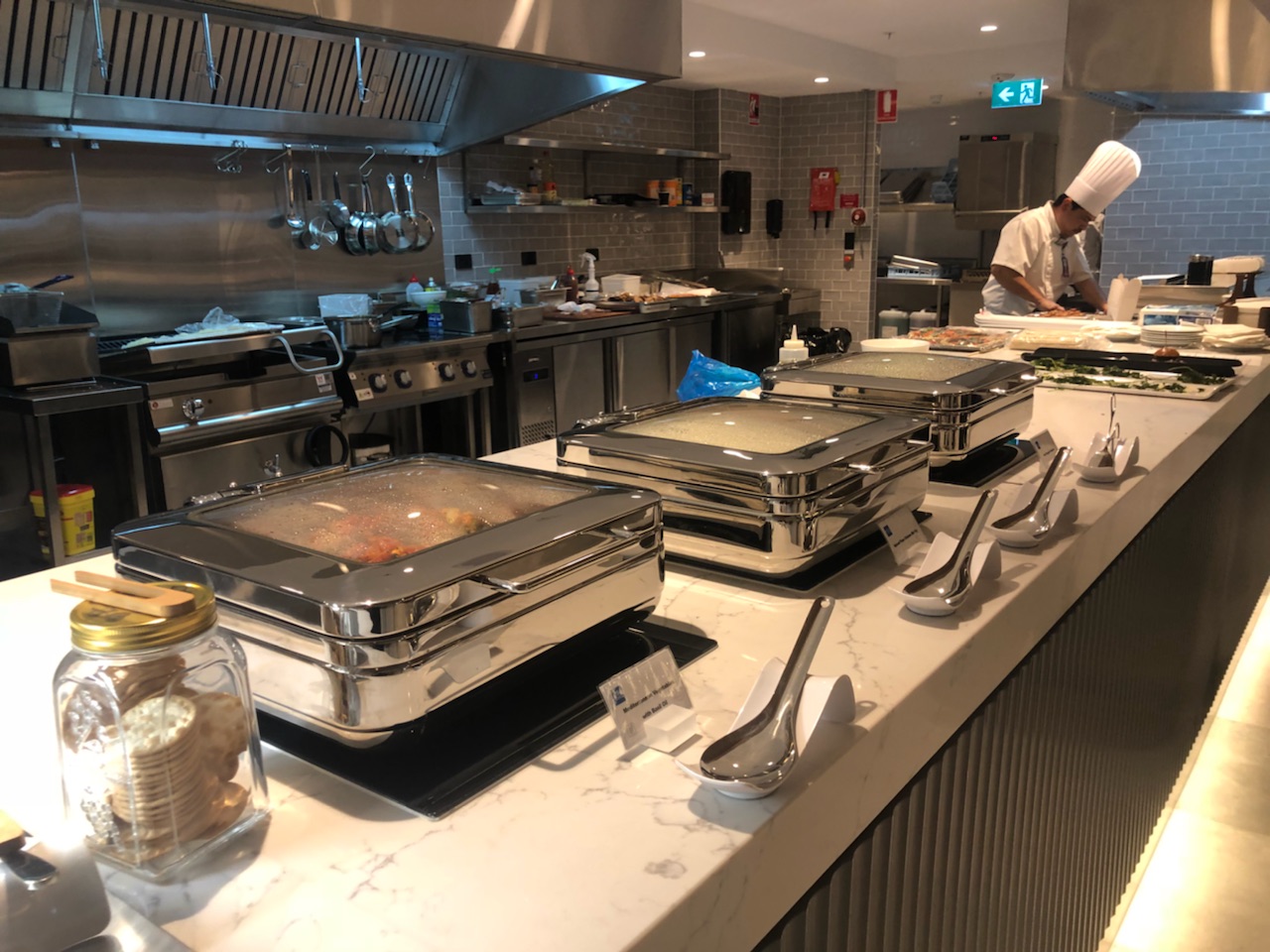 American Express Lounge, Sydney Airport: Buffet and live cooking station