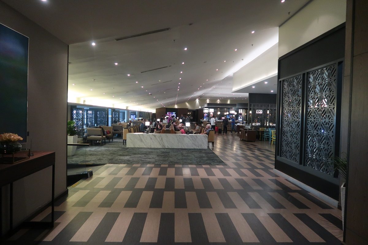 Malaysia Airlines KL Golden Lounge Satellite Terminal pic corridor 2 Malaysia Airlines KL Golden Lounge Satellite Terminal corridor 2