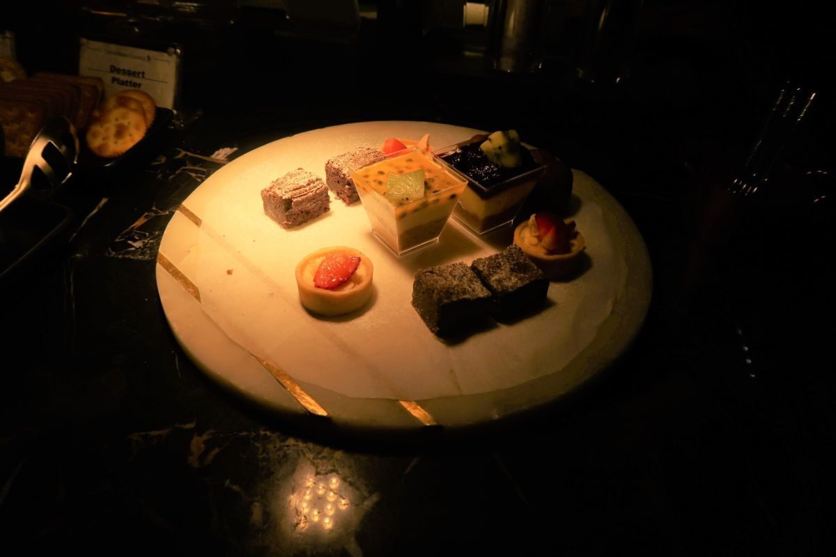 Singapore Airlines SilverKris Lounge Sydney lounge desserts
