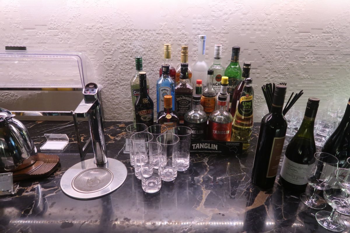 Singapore Airlines SilverKris Lounge Sydney lounge spirits