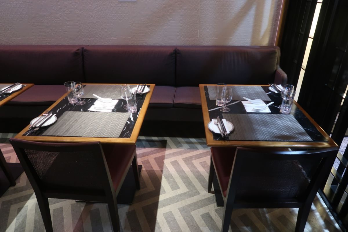 Singapore Airlines SilverKris Lounge Sydney lounge dining seating
