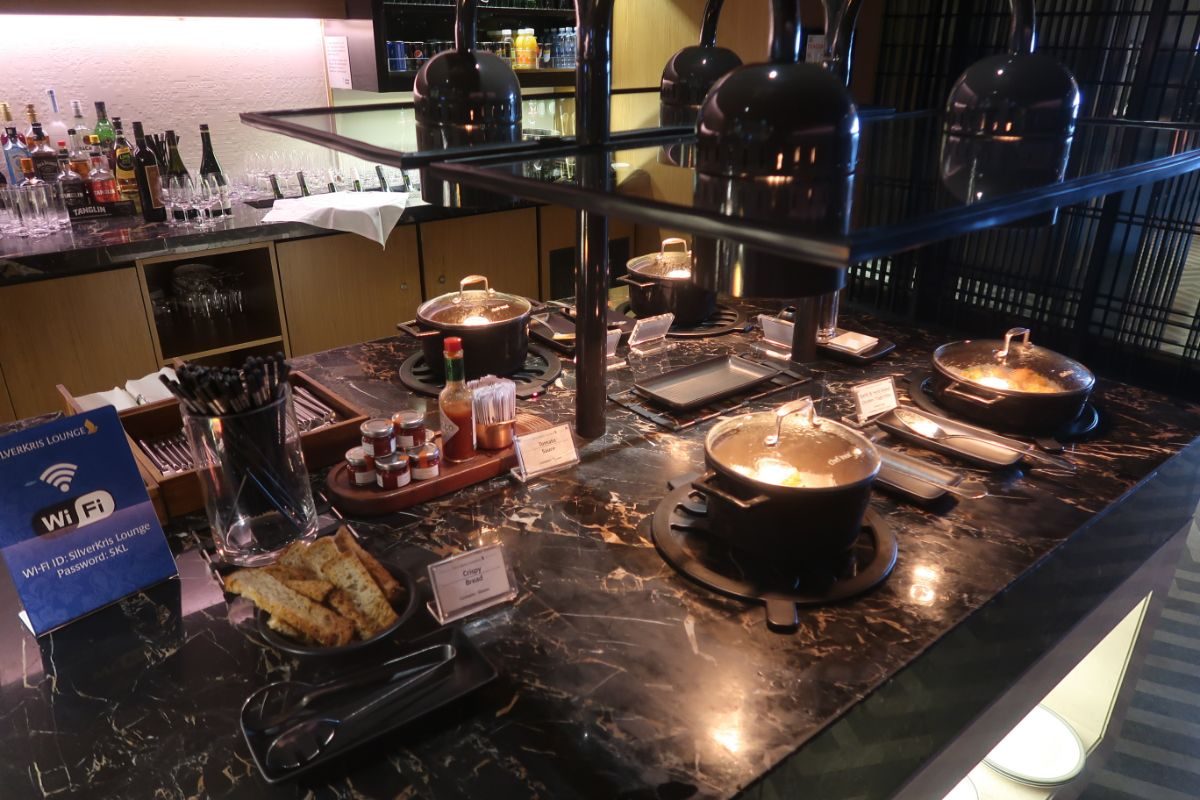 Singapore Airlines SilverKris Lounge Sydney lounge buffet