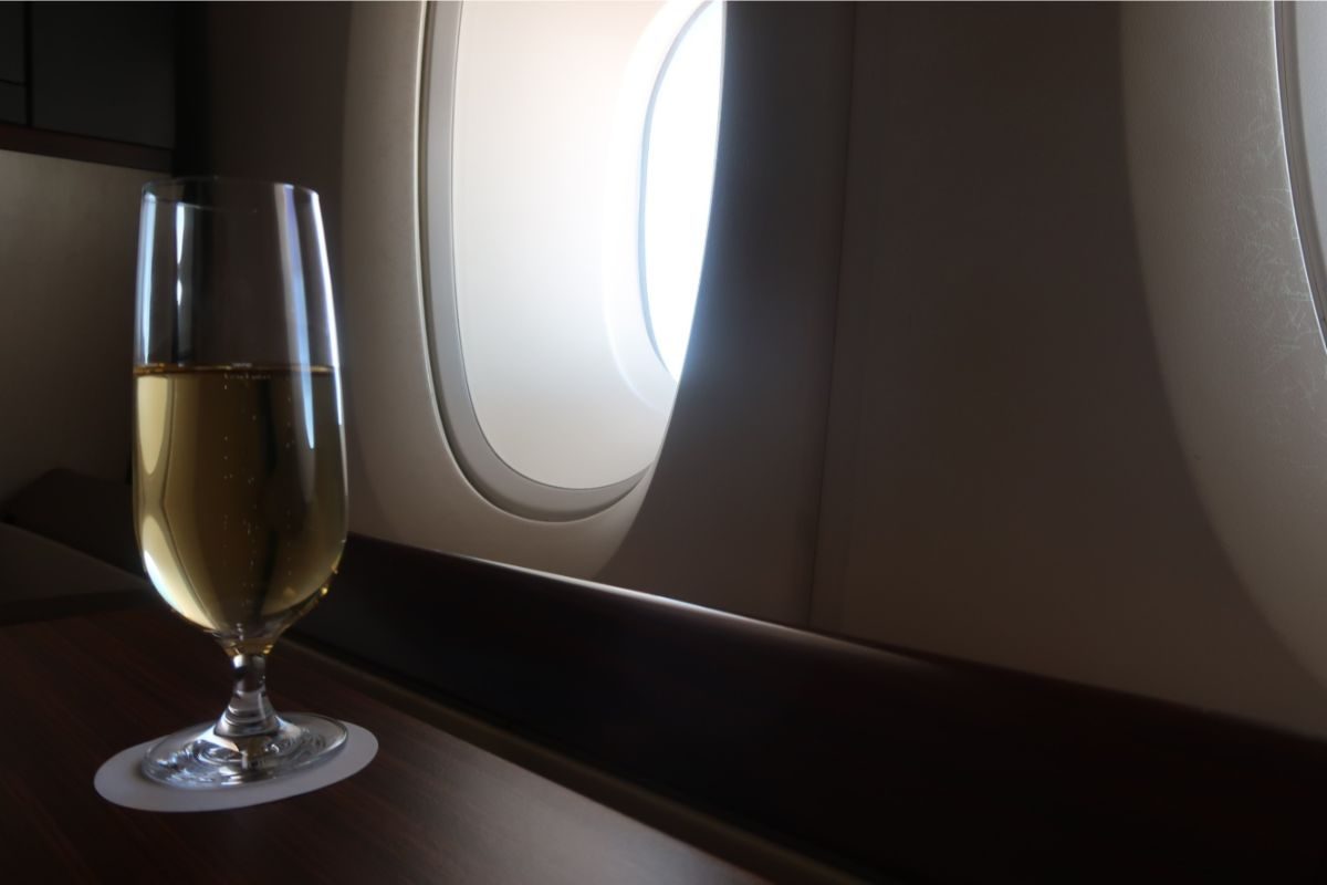Singapore Airlines old A380 First Class Suite (3) Singapore Airlines old A380 First Class Suite champagne