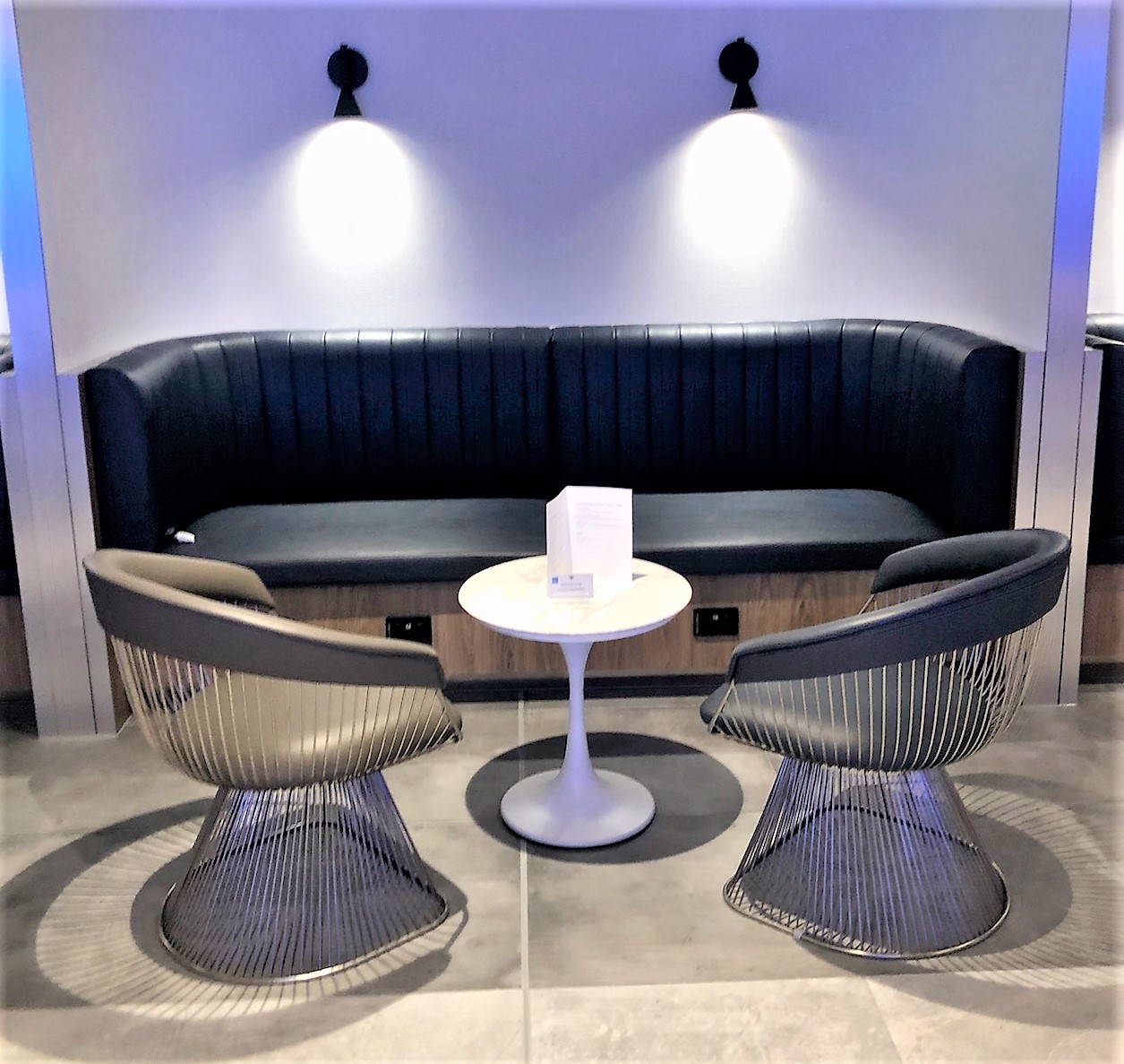 American Express Lounge, Sydney Airport: Long-table seating