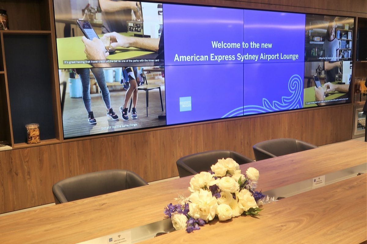 American Express Lounge, Sydney Airport: Long-table seating