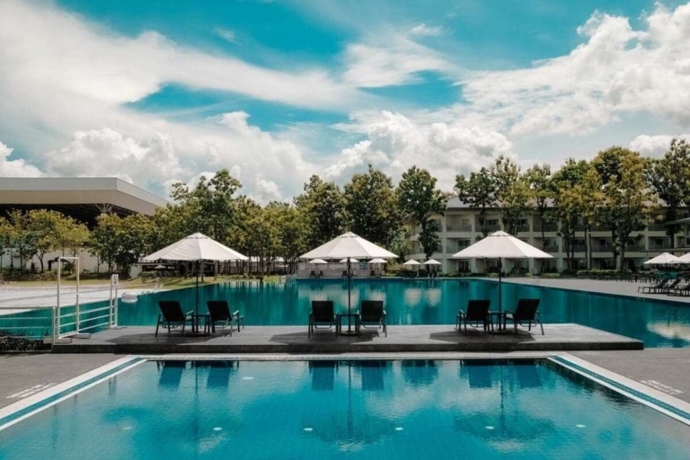 poolside qantas hotel