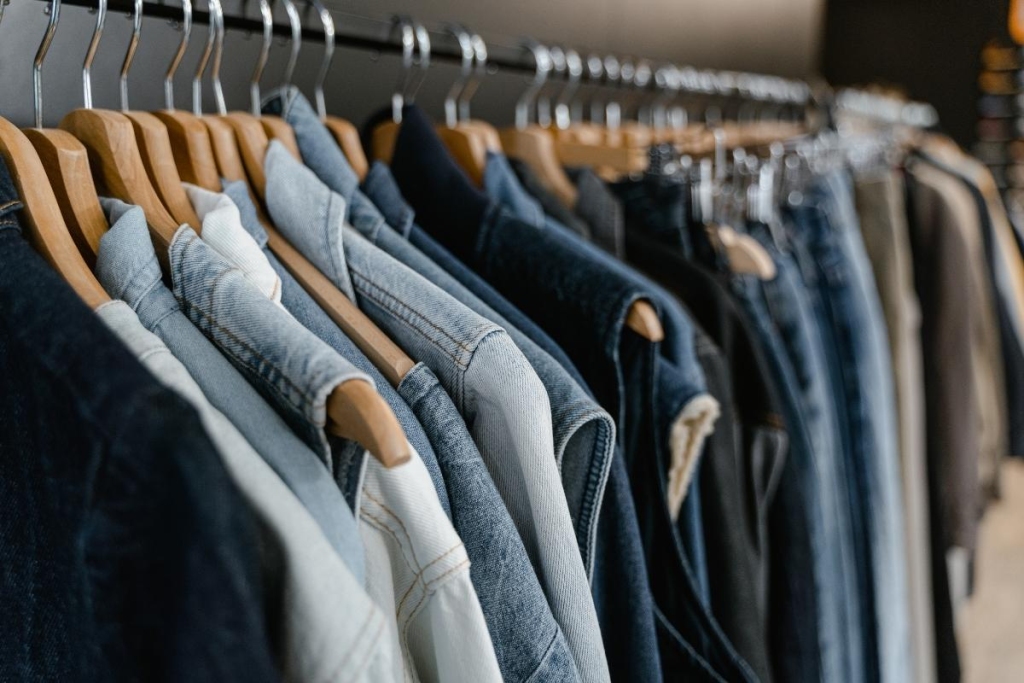 Where to Sell Used Clothes in Australia: 15 Sites and Apps