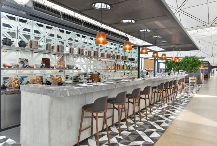 qantas-hong-kong-lounge-image2 qantas hong kong international lounge bar