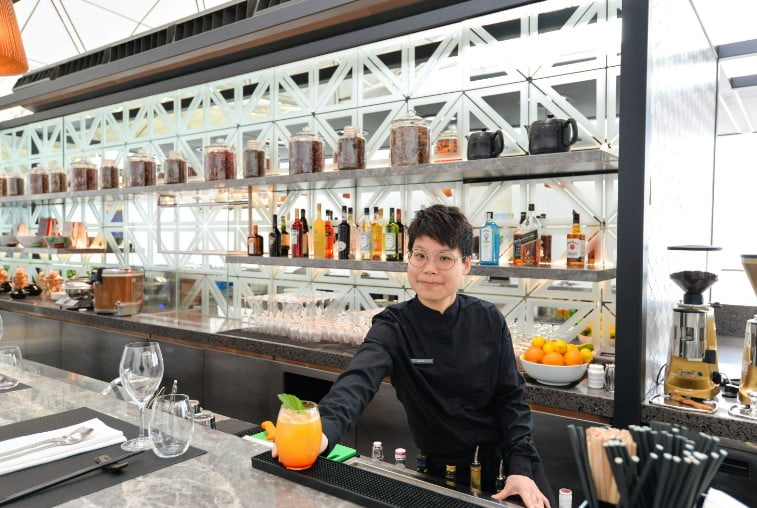 qantas-hong-kong-lounge-image5-1 qantas hong kong international lounge bar
