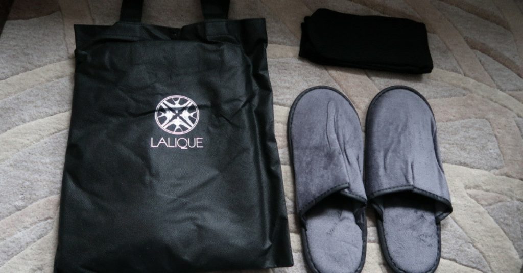New Singapore Airlines A380 first class suite - lalique kit and slippers